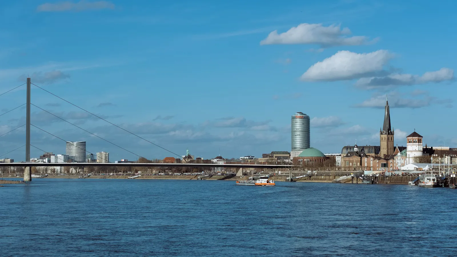 Rheinblick auf Düsseldorf